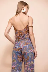 Pantalón jean de mujer con estampado de estilo paisley y flores, de corte recto y tiro medio, confeccionado en denim azul.