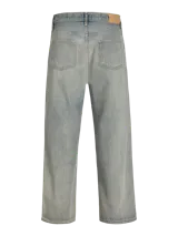 Jean celeste de corte relajado y estilo urbano, con tiro alto y cinco bolsillos. El fit baggy ofrece amplitud en muslos, rodillas y botamanga. Acabado stonewash que le da un aspecto desgastado y vintage.