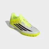 Championes de fútbol Adidas F50 League para césped artificial, con exterior Fiberskin en color amarillo neón y blanco, detalles en negro y mediasuela de EVA para mayor comodidad.