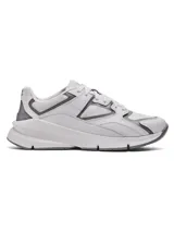 Championes Under Armour modelo Forge 96 Lthr Rissue, de diseño retro inspirado en los años 90. Presentan una combinación de malla y cuero en tonos blanco y gris, con detalles en película de TPU para mayor durabilidad. Cuentan con entresuela mejorada para confort diario y suela de goma completa.