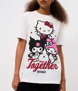 Remera blanca de algodón con cuello redondo y manga corta. Presenta una estampa frontal colorida con los personajes Hello Kitty, Kuromi y My Melody junto a la frase Better Together.