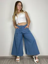 Pantalón jean culotte celeste de tela camisera, con corte ancho y bolsillos laterales.