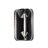 Billetera compacta de cuero vacuno color negro, con cierre perimetral y logo grabado en el frente.