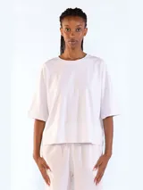 Remera de manga corta y cuello redondo, color blanco, con diseño holgado y confeccionada en algodón.