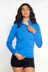 Campera entallada de microfibra color azul con cierre frontal y cuello alto.