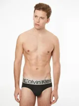 Pack de tres slips Calvin Klein modelo Steel Micro, color negro, confeccionados en microfibra con cinturilla elástica ancha de color gris metalizado con el logo de la marca repetido.