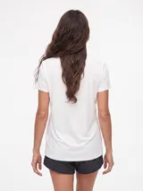Remera deportiva negra de manga corta, con costuras laterales visibles y calce ajustado.