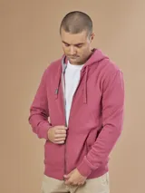 Canguro con cierre completo, color fucsia, con capucha y bolsillos laterales.