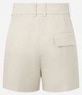 Short femenino color marrón oscuro, con trabillas en la cintura, pliegues frontales y solapa trasera.