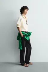 Polo de manga larga color rojo, confeccionado en tejido de algodón con estructura piqué, cuello solapa y cierre frontal de botonadura. Presenta aberturas laterales en el bajo.