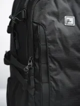 Mochila negra con múltiples bolsillos y correas ajustables.