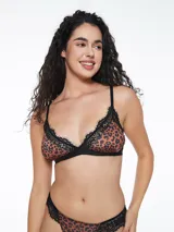 Soutien triangular color marrón con estampado de leopardo y detalles de encaje negro.
