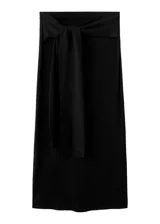 Falda midi negra de punto, de corte recto y tiro alto, con detalle de lazo ajustable en la cintura.