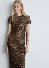 Vestido largo de tejido fluido con estampado de leopardo, cuello redondo y mangas cortas. Presenta un diseño entallado con detalles fruncidos en los laterales.