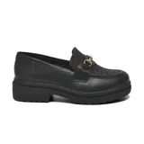 Zapato tipo mocasín de plataforma con suela dentada, confeccionado en cuero sintético negro. Presenta un detalle de aplique metálico dorado sobre el empeine y una sección con estampado animal print en tonos oscuros.