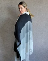 Ruana de lana con diseño a rayas horizontales en tonos beige y marrón.