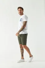 Bermuda tipo chino color verde oliva, con corte clásico, bolsillos laterales y traseros, cierre frontal y pasacintos.