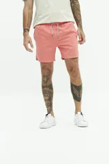 Short de baño liso con cintura elástica y cordón ajustable. Cuenta con dos bolsillos laterales, un bolsillo trasero y logo bordado en el ruedo. Confeccionado en tejido ligero de secado rápido.