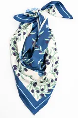 Bandana cuadrada de poliéster con estampado de ramas y hojas de olivo sobre fondo azul y blanco, con bordes en tono azul marino.
