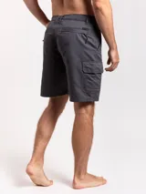 Bermuda cargo color verde militar, con bolsillos laterales con solapa y cierre de botón a presión.