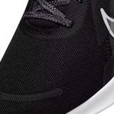 Championes de running Nike Quest 5, color negro con suela blanca y logo lateral en gris. Presentan un diseño de malla transpirable y detalles técnicos en el talón.