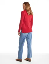 Buzo de punto color beige con cuello volcado amplio, mangas largas acanaladas y torso liso. Presenta una costura central vertical, ruedo con tajos laterales y largo asimétrico, siendo más largo en la parte posterior.