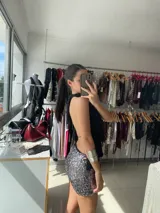 Minifalda plateada con lentejuelas y base rosada.