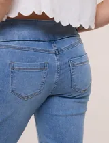 Bermuda de jean color blanco con calce ajustado, confeccionada en denim suave con pretina ancha elastizada sin cierres, bolsillos funcionales y ruedo con vuelta.