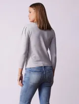 Buzo tejido en hilado fino color blanco, marca Vila Milano. Manga ¾ con pliegue en hombro.
