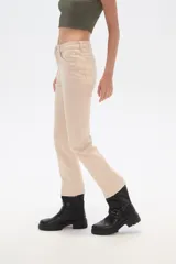 Pantalon jean de corte recto y tiro alto, color blanco, con ruedo deshilachado.