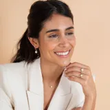 Anillo de oro 10k con dije en forma de trébol de cuatro hojas con incrustación de nácar.
