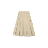 Pollera midi plisada de color beige, con diseño cargo que incluye bolsillos laterales con solapa y cierre de botón. Presenta una pequeña etiqueta de marca en uno de los bolsillos.