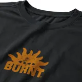 Remera negra de manga corta con estampado amarillo de un sol con la palabra "BURNT" debajo.