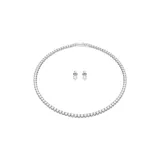 Conjunto de collar y aros plateados con circonitas blancas. El collar es una cadena integral de piedras brillantes y los aros son pequeños botones.