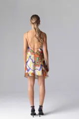 Vestido corto con estampado multicolor, escote halter con cadena dorada y espalda descubierta.