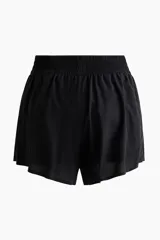 Pantalón corto deportivo negro de doble capa con cintura elástica fruncida y calzas ciclistas integradas.