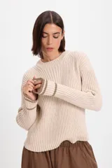 Sweater de punto acanalado color beige, con cuello a la base, mangas largas con abertura para el pulgar y detalle de rayas en contraste en los puños.