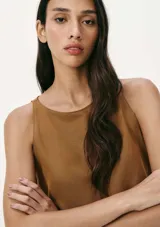 Musculosa de corte halter, color marrón, de diseño liso y elegante.