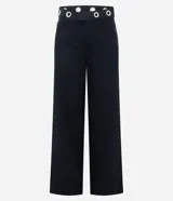 Pantalón de jean corte wide leg, color negro, con cintura media y detalle de ojales metálicos en el cós. Presenta piernas amplias, cierre tradicional y bolsillos funcionales.