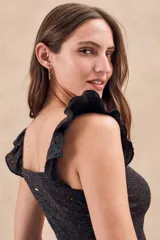 Top corto ajustado al cuerpo con escote cuadrado y volados en los hombros. Tejido de punto con hilo lurex multicolor que le da un efecto brillante.