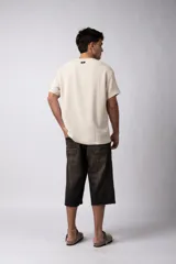 Remera de manga corta con cuello redondo, confeccionada en tejido de lino con textura entramada y corte holgado.