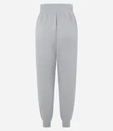 Pantalón deportivo tipo jogger de la marca Get Over, confeccionado en una mezcla de poliéster, modal y elastano. Presenta cintura elástica con cordón de ajuste, bolsillos delanteros amplios y puños elásticos en los tobillos.