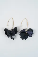 Aros colgantes con diseño de pétalos en color negro y azul oscuro, montados sobre un gancho de metal dorado.