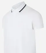 Remera tipo polo de hombre con mangas cortas, confeccionada en tejido técnico transpirable con tecnología Dry y tacto helado. Presenta cuello clásico con botones y detalle de contraste en el borde del cuello.