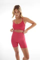Calza short deportiva fucsia de lycra acanalada.