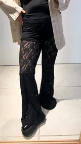 Pantalón de encaje blanco con short interno y corte en la rodilla.