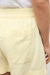 Short de lino color marrón topo, con cintura elástica y botón frontal.