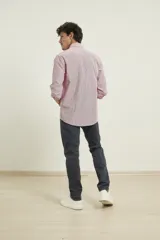 Pantalón chino de hombre color verde oliva, corte slim, con cierre de botón y cremallera.