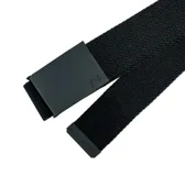 Cinto de tela tejida color negro con hebilla metálica de cierre a presión y puntera metálica con logo grabado.