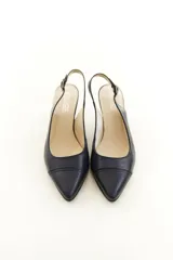 Zapatos slingback de cuero color beige con punta fina, taco medio y tira ajustable en el talón.
